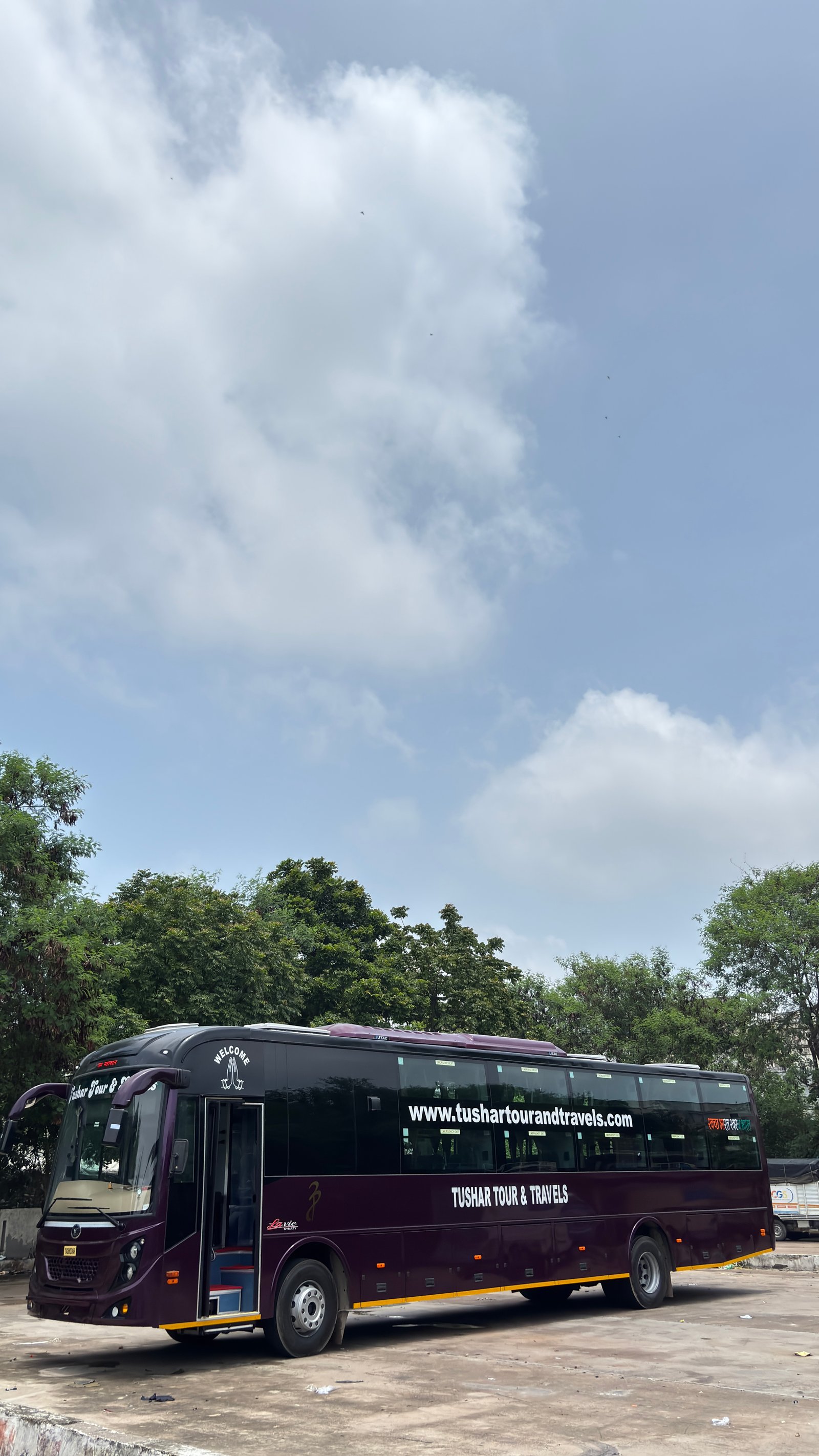 Luxury Bus – Stylish Exterior