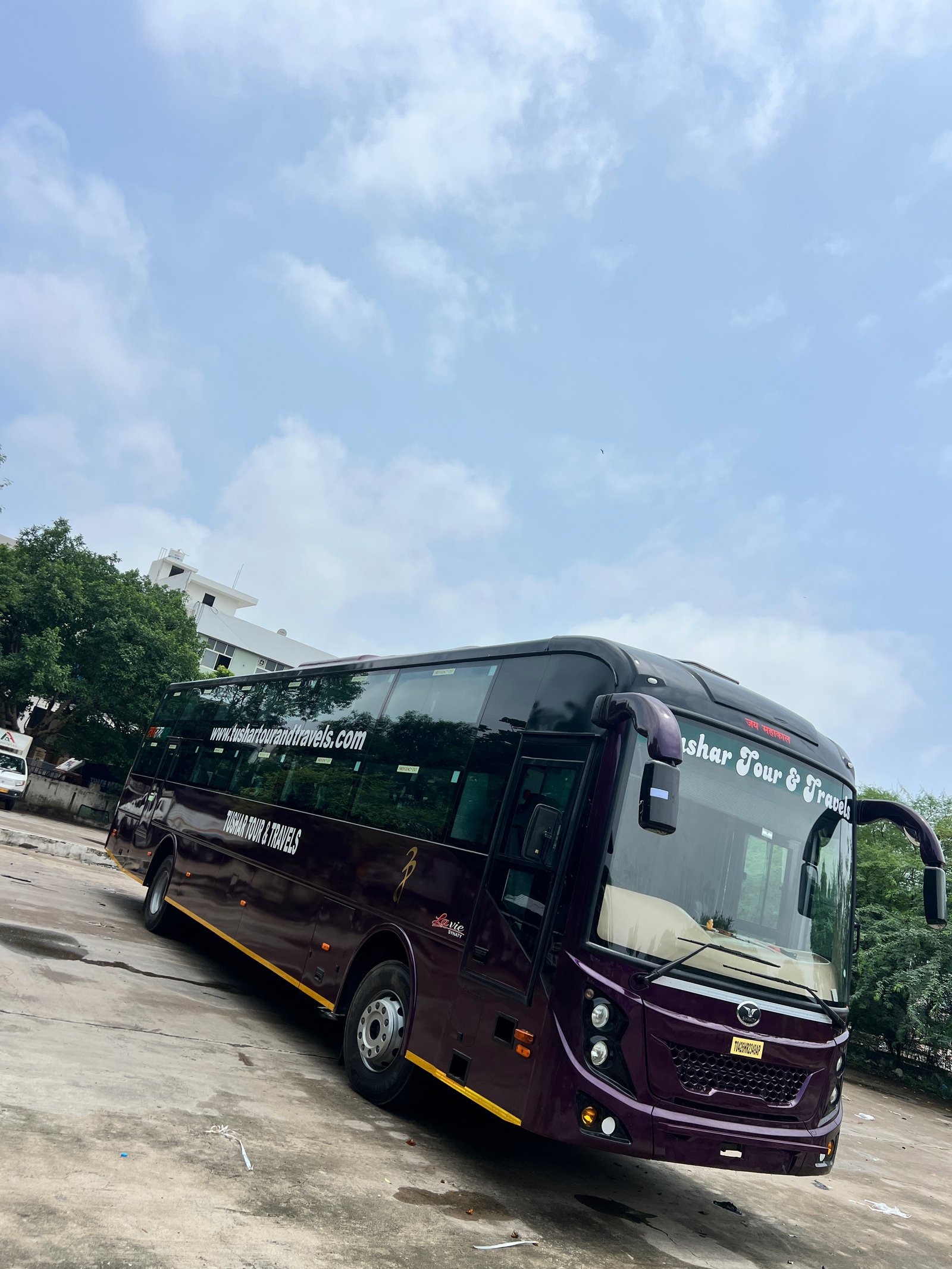 Tushar Luxury Bus – Side View